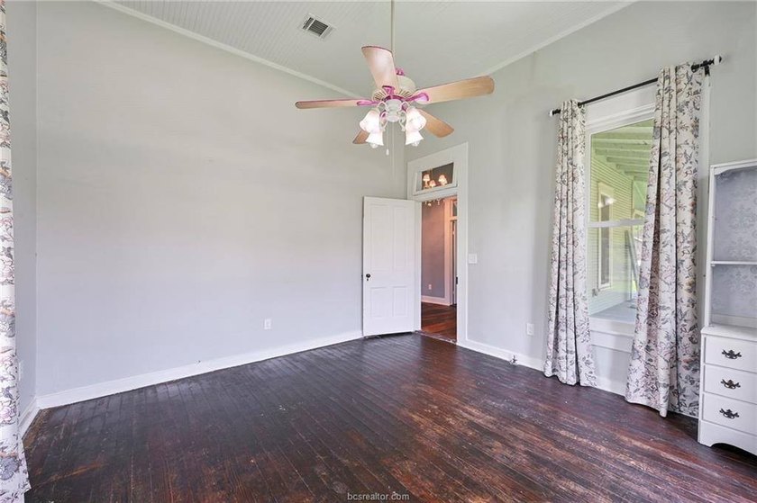 Adorable home that has been remolded from top to bottom yet - photo 9