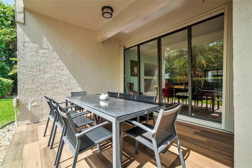 A recently remodeled 3-bed, 3.5-bath townhome w/2-car garage - photo 25
