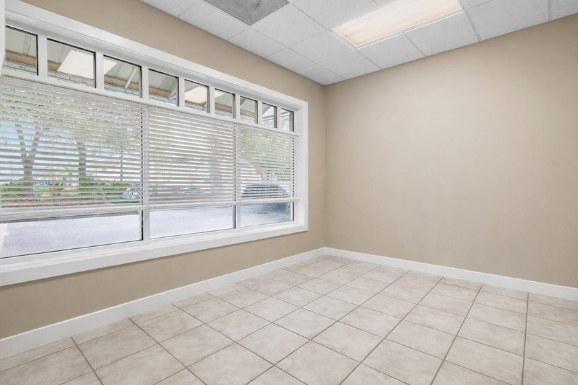 Rare and sought after live/work opportunity in the heart of - photo 4