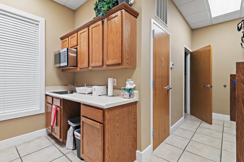 Rare and sought after live/work opportunity in the heart of - photo 9