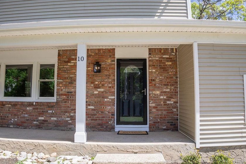 ~Move in ready with all new handsome upgrades~ Welcome to 10 - photo 4