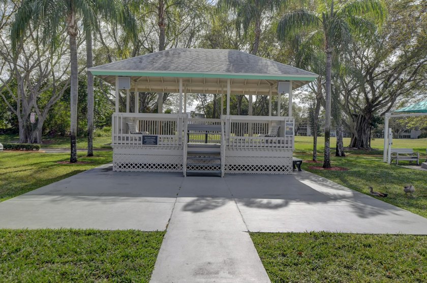 2nd Floor partially furnished 1 BR &amp; 1.5 Bath in Garden Style - photo 42