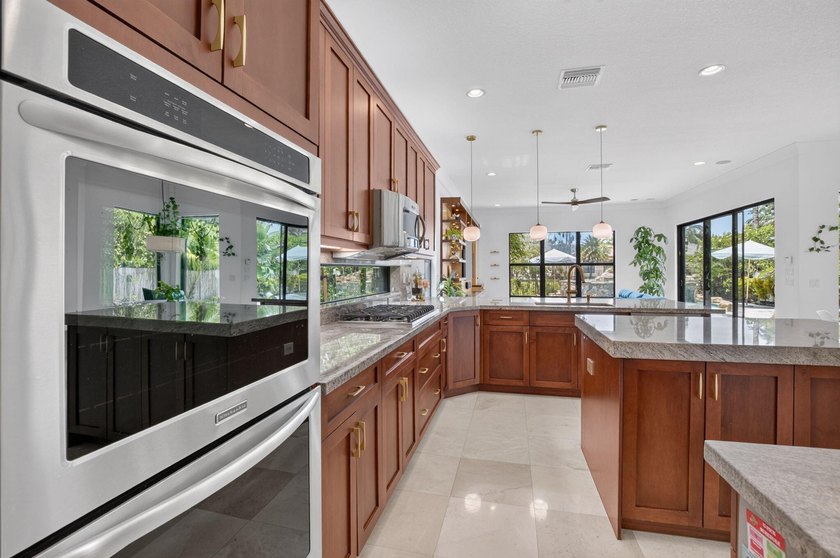 Welcome to this stunning waterfront cul-de-sac single-family - photo 20