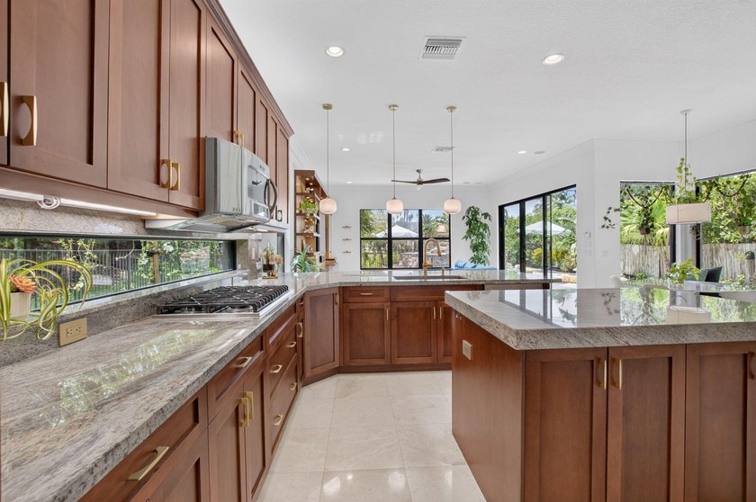 Welcome to this stunning waterfront cul-de-sac single-family - photo 21