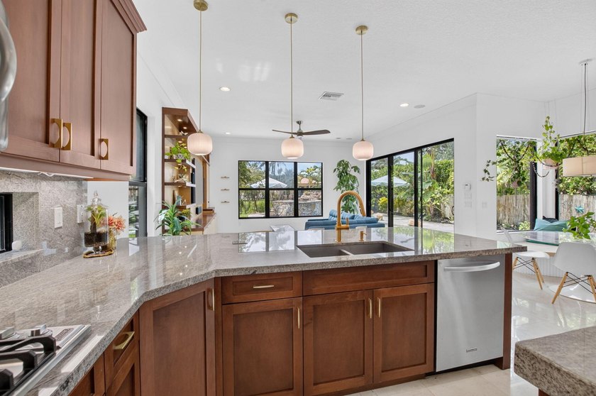 Welcome to this stunning waterfront cul-de-sac single-family - photo 22