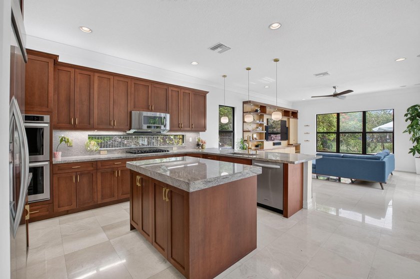 Welcome to this stunning waterfront cul-de-sac single-family - photo 23