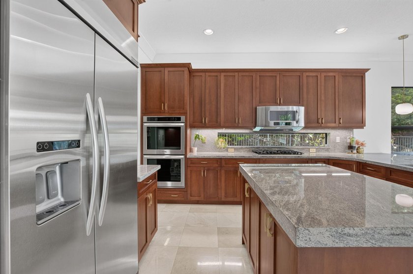 Welcome to this stunning waterfront cul-de-sac single-family - photo 24