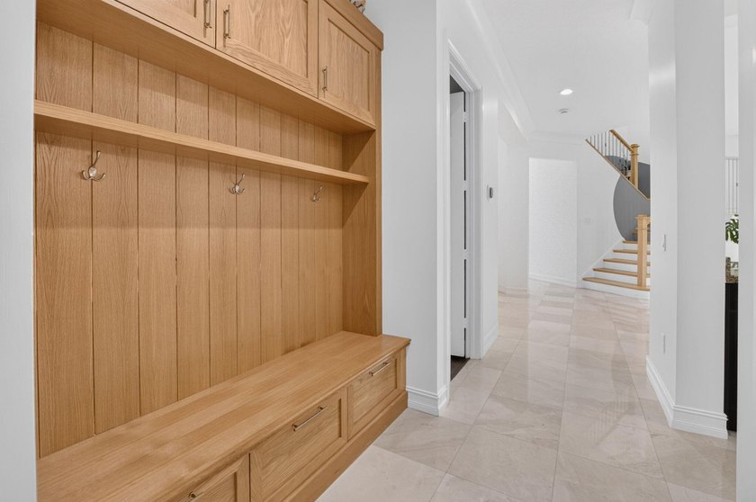 Welcome to this stunning waterfront cul-de-sac single-family - photo 37
