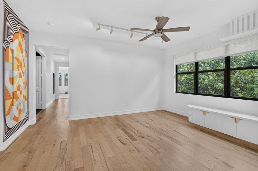 Welcome to this stunning waterfront cul-de-sac single-family - photo 43
