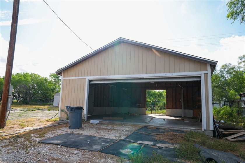 Welcome to your South Texas retreat! This spacious 3-bedroom - photo 17