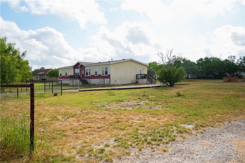 Welcome to your South Texas retreat! This spacious 3-bedroom - photo 22