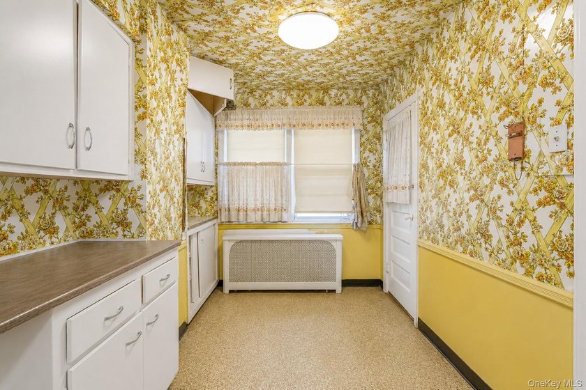 Welcome to this charming semi-detached brick home in the heart - photo 6