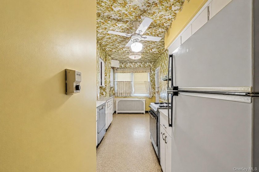 Welcome to this charming semi-detached brick home in the heart - photo 7