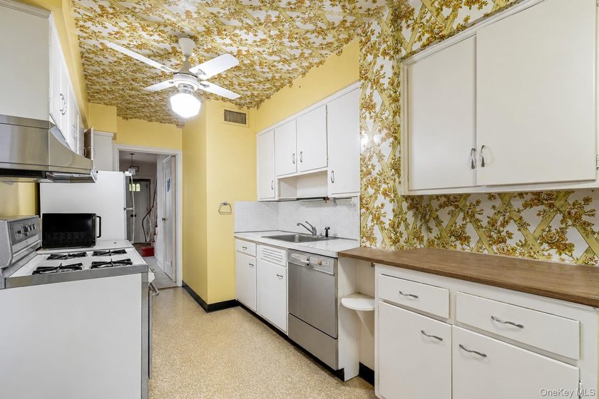 Welcome to this charming semi-detached brick home in the heart - photo 8