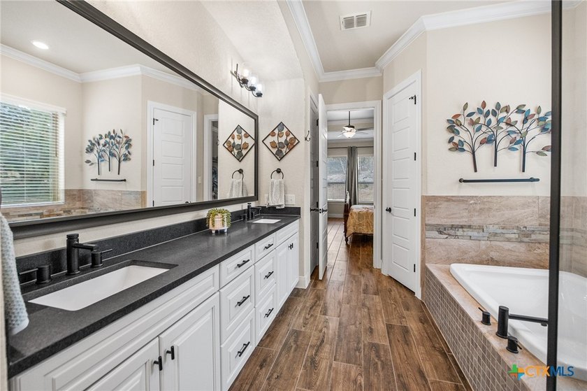 CUSTOM BUILT HOME IN A VERY PRIVATE SECLUDED NEIGHBORHOOD AWAY - photo 22