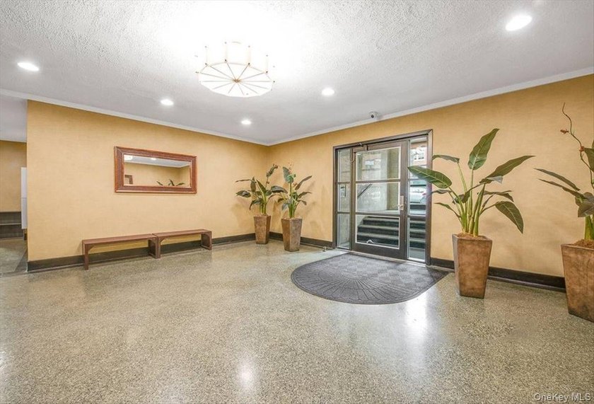 Welcome to this sun-filled corner JR4, a versatile one bedroom - photo 2