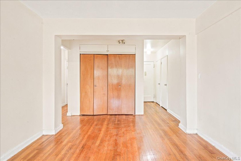 Welcome to this sun-filled corner JR4, a versatile one bedroom - photo 4