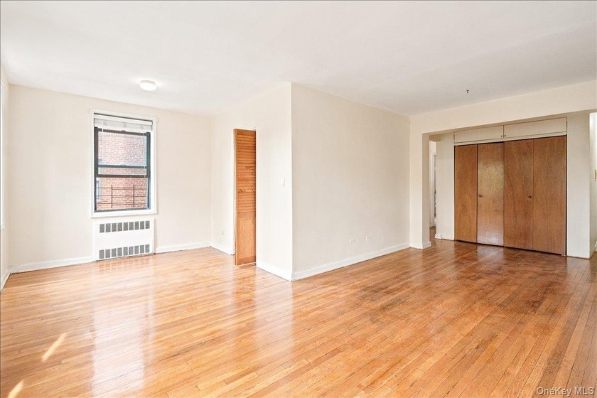Welcome to this sun-filled corner JR4, a versatile one bedroom - photo 8