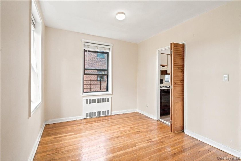 Welcome to this sun-filled corner JR4, a versatile one bedroom - photo 9
