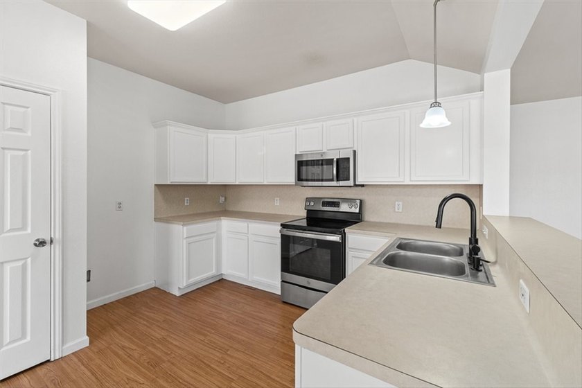 Welcome home to this beautifully maintained 4-bedroom, 2-bath - photo 15