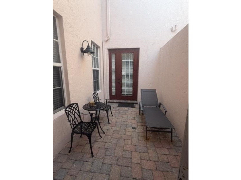 Location &amp; Luxury! Super low 300/m HOA, on prime lot, spacious - photo 17