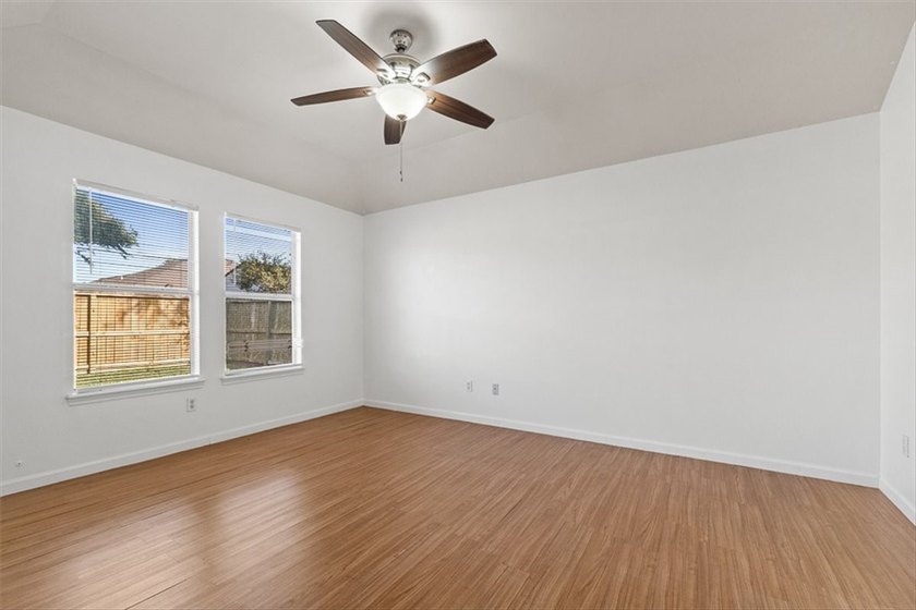 Welcome home to this beautifully maintained 4-bedroom, 2-bath - photo 18