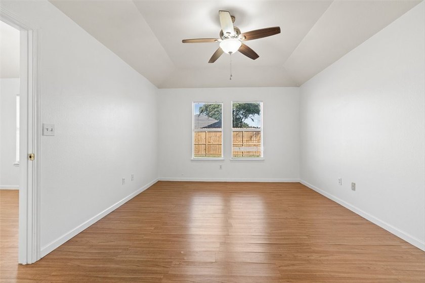 Welcome home to this beautifully maintained 4-bedroom, 2-bath - photo 19