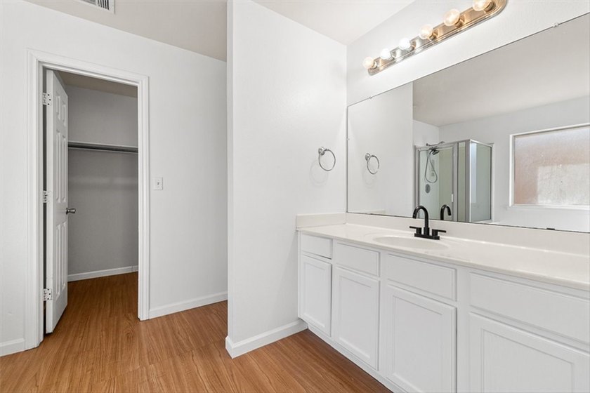 Welcome home to this beautifully maintained 4-bedroom, 2-bath - photo 20