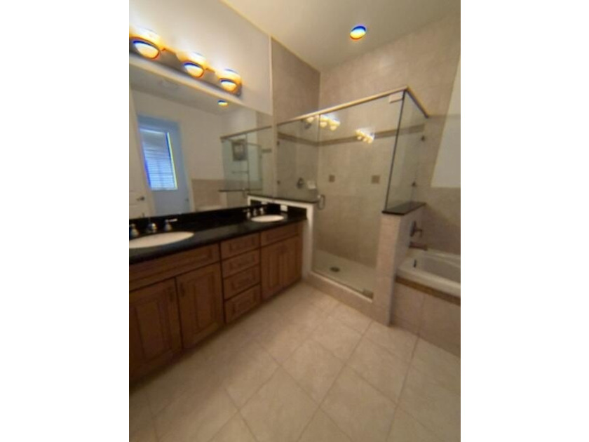 Location &amp; Luxury! Super low 300/m HOA, on prime lot, spacious - photo 32