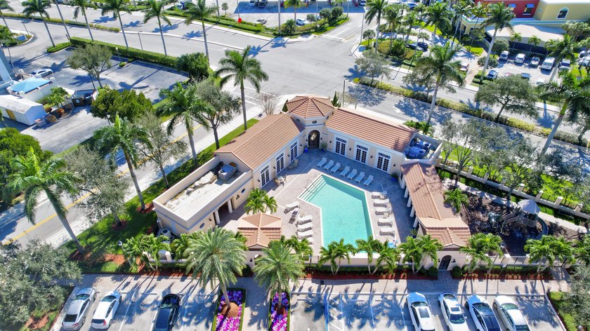 Location &amp; Luxury! Super low 300/m HOA, on prime lot, spacious - photo 49