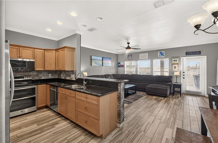 PRIME LOCATION! BEACH &amp; GULF VIEW TOWNHOME DIRECTLY ACROSS FROM - photo 11