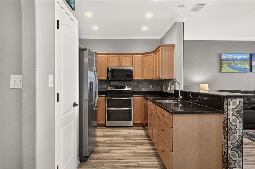 PRIME LOCATION! BEACH &amp; GULF VIEW TOWNHOME DIRECTLY ACROSS FROM - photo 12