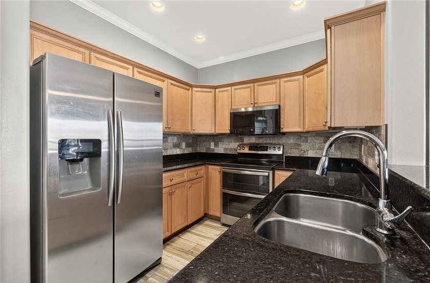 PRIME LOCATION! BEACH &amp; GULF VIEW TOWNHOME DIRECTLY ACROSS FROM - photo 13