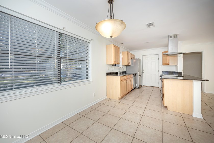 Located close to downtown Ocean Springs, a quick bicycle or walk - photo 13