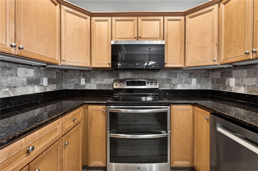 PRIME LOCATION! BEACH &amp; GULF VIEW TOWNHOME DIRECTLY ACROSS FROM - photo 14