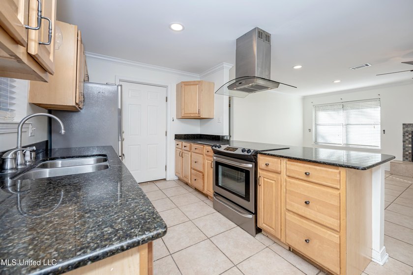 Located close to downtown Ocean Springs, a quick bicycle or walk - photo 17