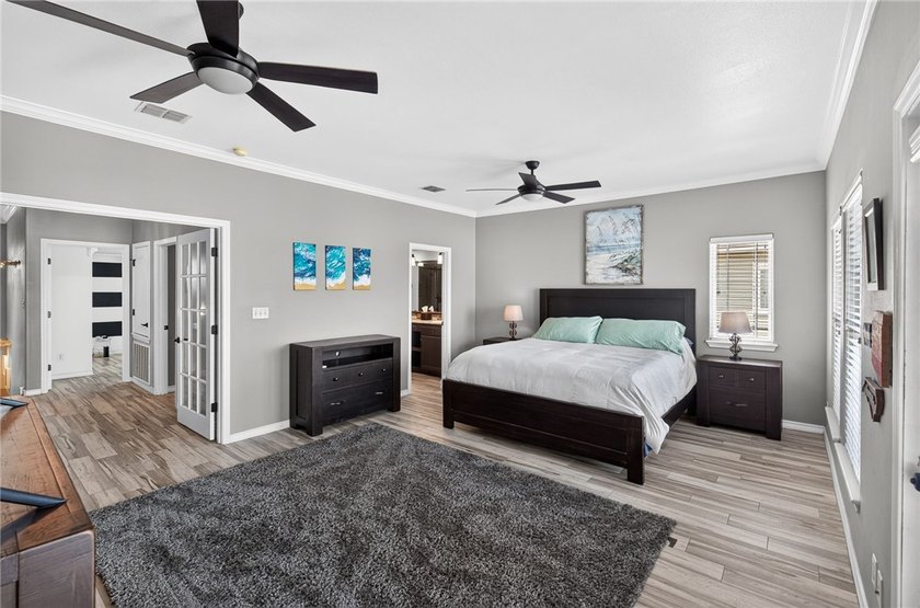 PRIME LOCATION! BEACH &amp; GULF VIEW TOWNHOME DIRECTLY ACROSS FROM - photo 21