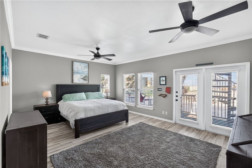 PRIME LOCATION! BEACH &amp; GULF VIEW TOWNHOME DIRECTLY ACROSS FROM - photo 22