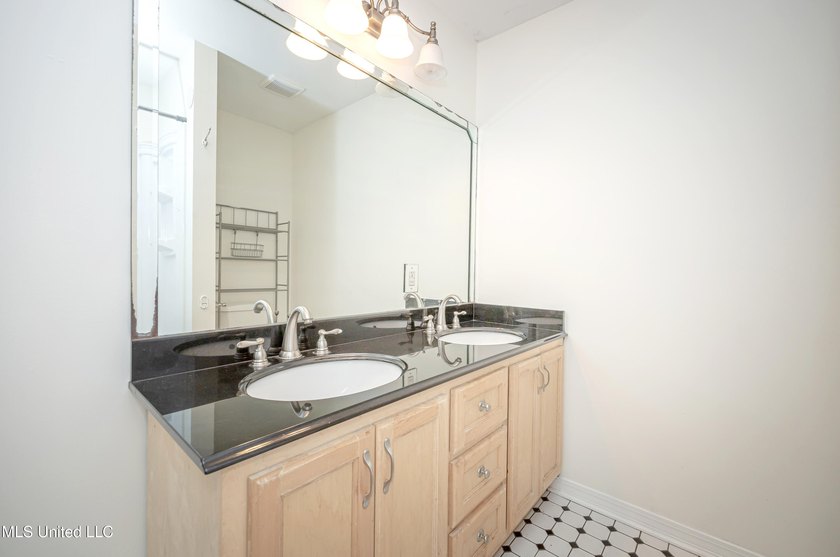 Located close to downtown Ocean Springs, a quick bicycle or walk - photo 25