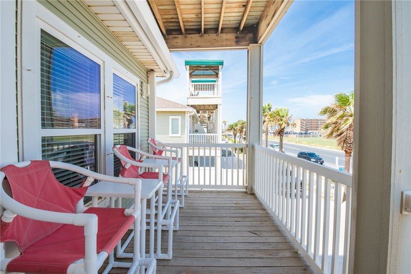 PRIME LOCATION! BEACH &amp; GULF VIEW TOWNHOME DIRECTLY ACROSS FROM - photo 28