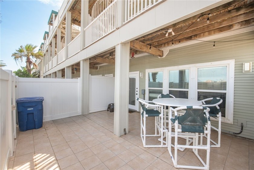 PRIME LOCATION! BEACH &amp; GULF VIEW TOWNHOME DIRECTLY ACROSS FROM - photo 33