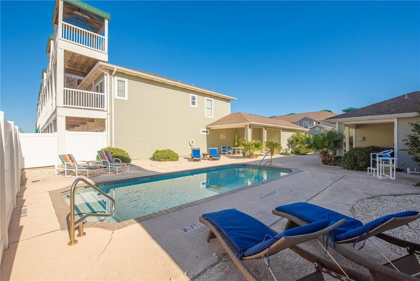 PRIME LOCATION! BEACH &amp; GULF VIEW TOWNHOME DIRECTLY ACROSS FROM - photo 36