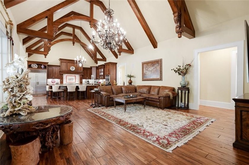 Perfectly positioned within the prestigious gated golf community - photo 12