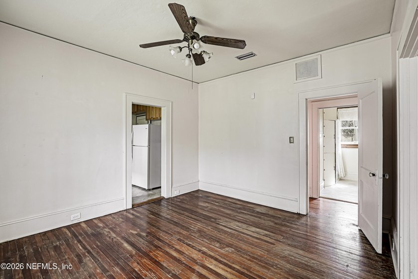 **INVESTOR SPECIAL**UPDATED***GREAT LOCATION** Welcome home to - photo 14