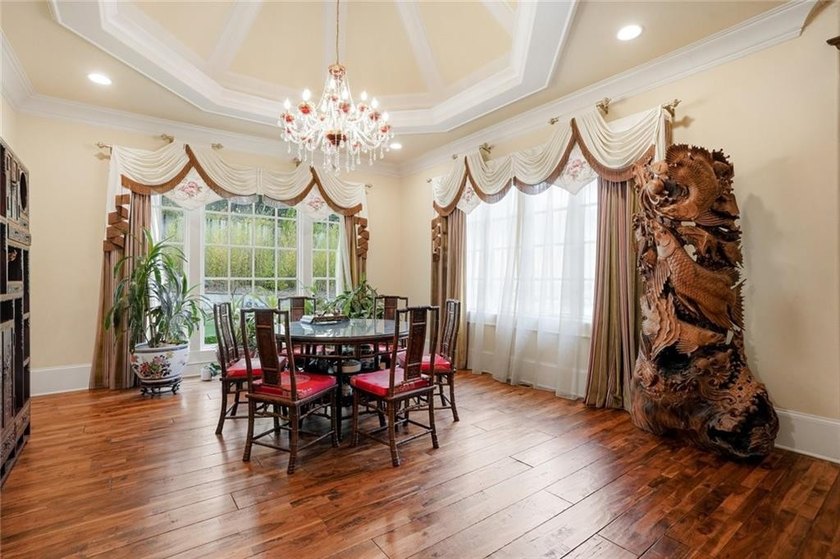 Perfectly positioned within the prestigious gated golf community - photo 17