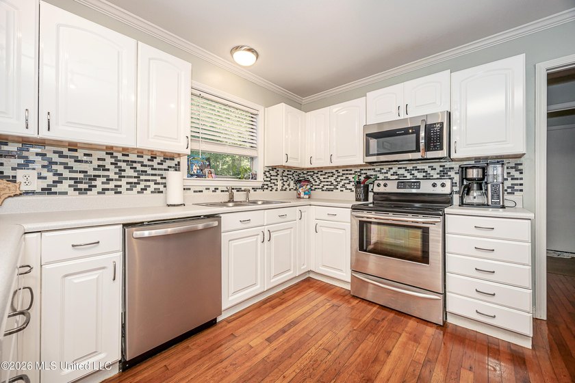 Adorable and well maintained home in the desirable golf - photo 17