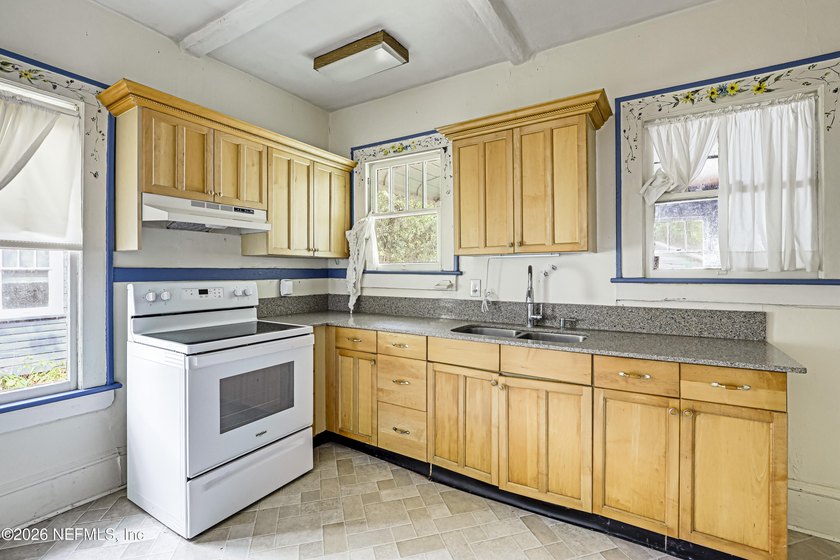 **INVESTOR SPECIAL**UPDATED***GREAT LOCATION** Welcome home to - photo 17