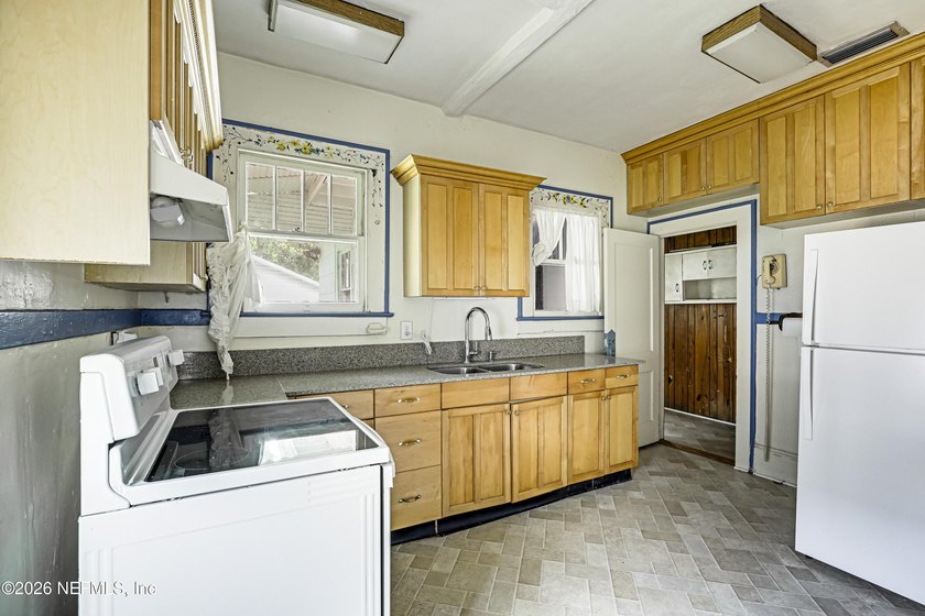 **INVESTOR SPECIAL**UPDATED***GREAT LOCATION** Welcome home to - photo 18