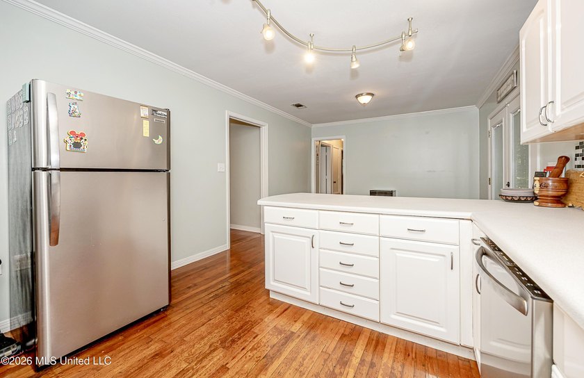 Adorable and well maintained home in the desirable golf - photo 19