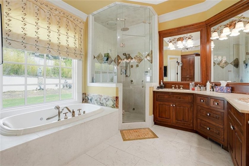 Perfectly positioned within the prestigious gated golf community - photo 20